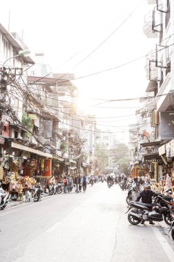 Hanoi, Vietnam, 30 Aralık 2019, Eski Mahallenin caddesi Gün ışığına karşı