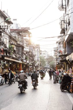 Hanoi, Vietnam, 30 Aralık 2019, Eski Mahallenin caddesi Gün ışığına karşı