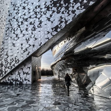 Paris, Fransa - 1 Nisan 2020: Filarmoni de Paris. Jean Nouvel tarafından tasarlandı..