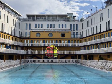 Fransa, Paris, 22 Şubat 2020, Paris 'te Sofitel Oteli' nin yanındaki Molitor Otel MGalerisi 'nde lüks bir yüzme havuzu.