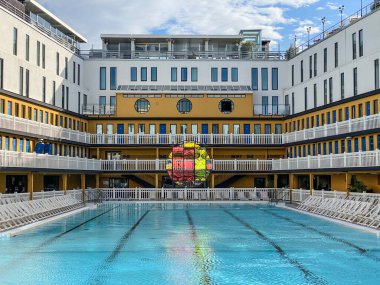 Fransa, Paris, 22 Şubat 2020, Paris 'te Sofitel Oteli' nin yanındaki Molitor Otel MGalerisi 'nde lüks bir yüzme havuzu.