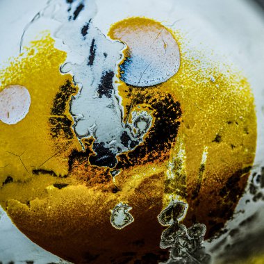 Aşınmış bir metal yüzeyde renkli pas boyası 