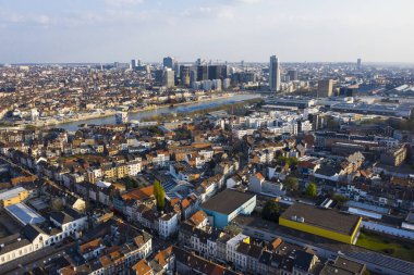Brüksel, Laeken, Belçika, 8 Nisan 2020: Tramvay raylı Laeken caddesinin havadan görüntüsü