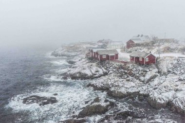 Hamnoy, Norveç, Lofoten Adaları 'nda bir kar fırtınası sırasında balıkçı köyü