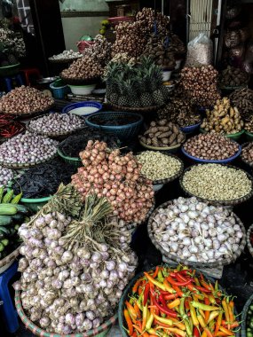 Vietnam 'ın Hanoi kentindeki sokak yemekleri pazarında taze sebzeler satılıyor..