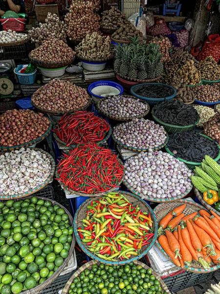 越南河内老城街头食品市场上出售的新鲜蔬菜 — 图库照片