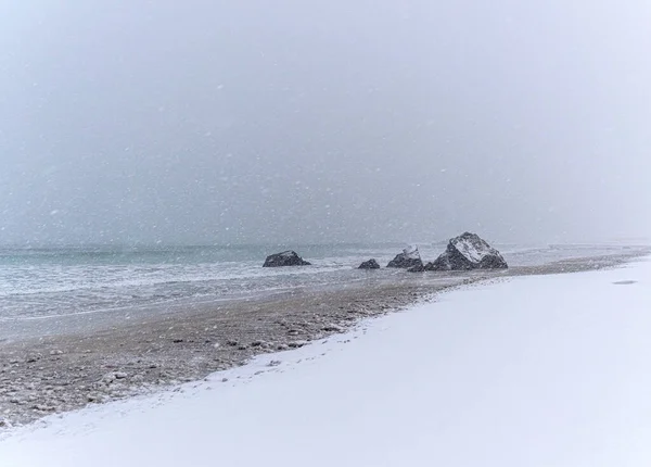 Playa Largo Costa Noruega Cubierta Nieve Durante Una Tormenta Nieve — Foto de Stock