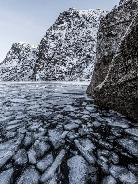 Paisagem Inverno Lago Durante Inverno Ilhas Lofoten Derretimento Neve Gelo — Fotografia de Stock