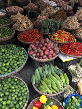 Vietnam 'ın Hanoi kentindeki sokak yemekleri pazarında taze sebzeler satılıyor..