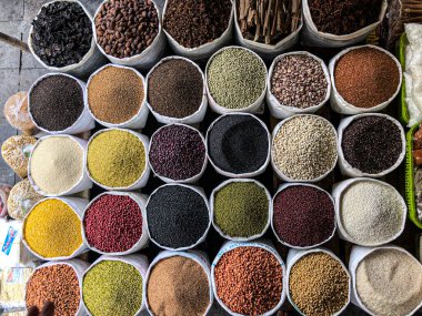 Çeşit çeşit pişirilmemiş baharat, fasulye, tohum, mercimek, nohut, nohut