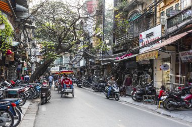 Hanoi, Vietnam, 30 Aralık 2019, Turistler ve motorcular eski mahallede 