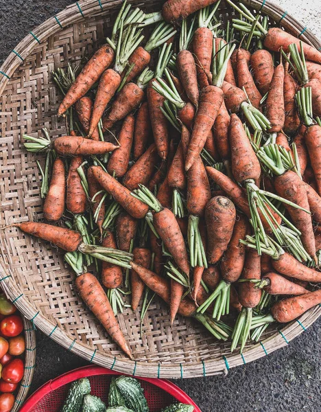 Carottes Fraîches Vrac Vendre Sur Stand Marché Marchands Légumes — Photo