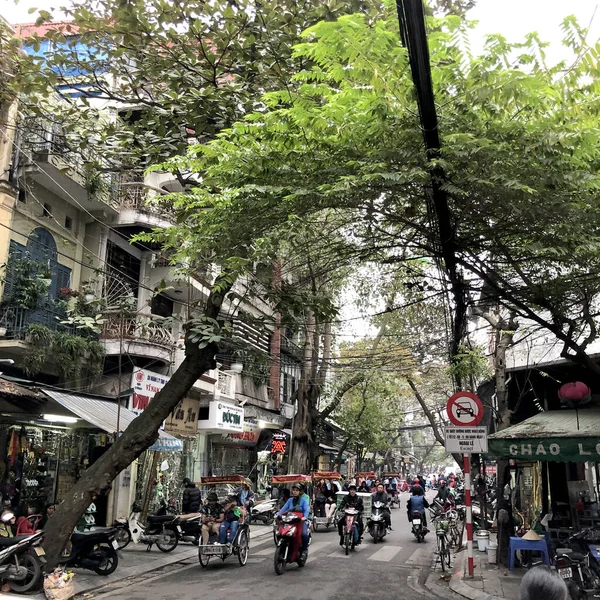 Hanoj Vietnam Prosince 2019 Turisté Cyklisté Ulici Staré Čtvrti — Stock fotografie