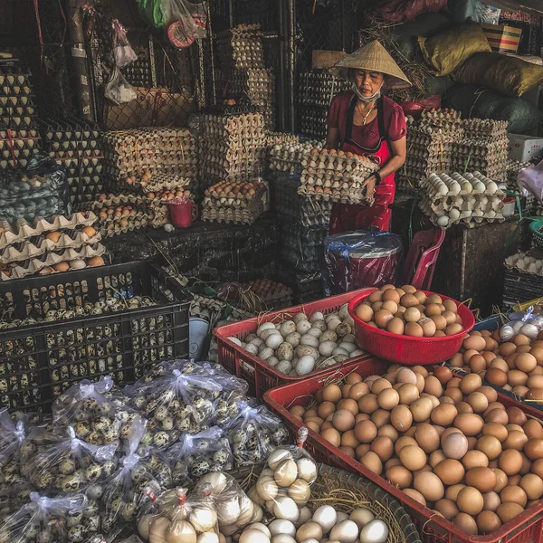 Hue, Vietnam, 20 Ocak 2020 - Bir pazarda çiftlikten yumurta satan kadın, kısa devre üretim pazarı. Satıcılar yumurta taşır.