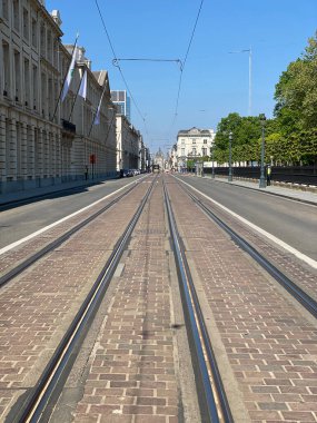 Brüksel, Belçika, 25 Nisan 2020 - Brüksel 'deki toplu taşıma aracı Covid-19 sırasında terk edilmiş. Parlak bir bahar gününde kriz