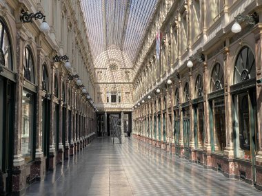 Brüksel, Belçika, 25 Nisan 2020 - Hapis covid-19 sırasındaki boş lüks alışveriş salonu Les Galeries Royales Saint-Hubert 'in içinde, kriz
