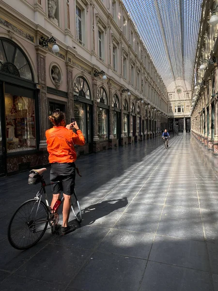 Bruxelas Bélgica Abril 2020 Dois Ciclistas Dentro Arcada Comercial Luxo — Fotografia de Stock