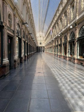 Brüksel, Belçika, 25 Nisan 2020 - Hapis covid-19 sırasındaki boş lüks alışveriş salonu Les Galeries Royales Saint-Hubert 'in içinde, kriz