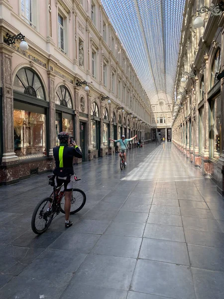 Bruxelas Bélgica Abril 2020 Dois Ciclistas Dentro Arcada Comercial Luxo — Fotografia de Stock