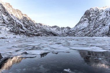 Lofoten Adaları 'nda kış mevsiminde göl manzarası. Kar ve buz eriyor. 
