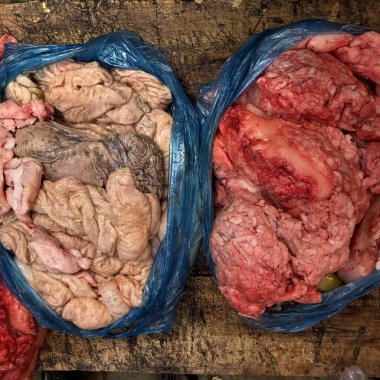 Kasap 'ın çalışma masasındaki plastik poşette organik etler. Üst görünüm.