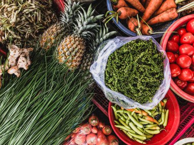 Sokakta satılık sebze ve meyvelerin geniş bir yelpazesi var. Hue Market 'te kısa devre üretimi