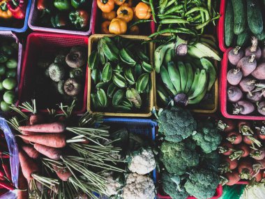 Sokakta satılık sebze ve meyvelerin geniş bir yelpazesi var. Hue Market 'te kısa devre üretimi