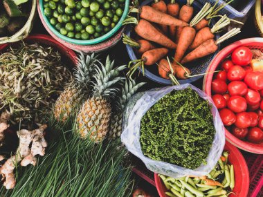 Sokakta satılık sebze ve meyvelerin geniş bir yelpazesi var. Hue Market 'te kısa devre üretimi