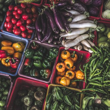 Sokakta satılık sebze ve meyvelerin geniş bir yelpazesi var. Hue Market 'te kısa devre üretimi