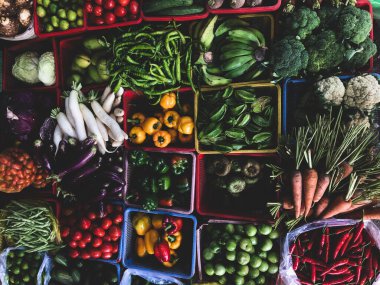 Sokakta satılık sebze ve meyvelerin geniş bir yelpazesi var. Hue Market 'te kısa devre üretimi
