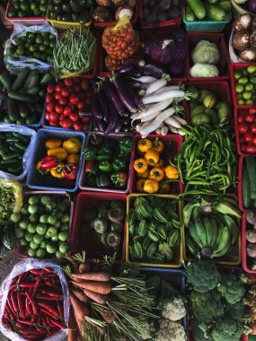 Sokakta satılık sebze ve meyvelerin geniş bir yelpazesi var. Hue Market 'te kısa devre üretimi