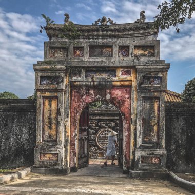 Hue, Vietnam, Imperial Minh Mang Mezarı 'nda eski bir kemerde yürüyen bir kadın.