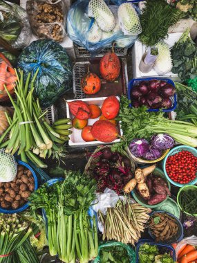 Sokakta satılık sebze ve meyvelerin geniş bir yelpazesi var. Kısa devre üretimi