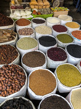 Çeşit çeşit pişirilmemiş baharat, fasulye, tohum, mercimek, nohut, nohut