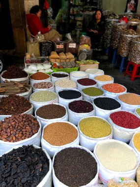 Çeşit çeşit pişirilmemiş baharat, fasulye, tohum, mercimek, nohut, nohut