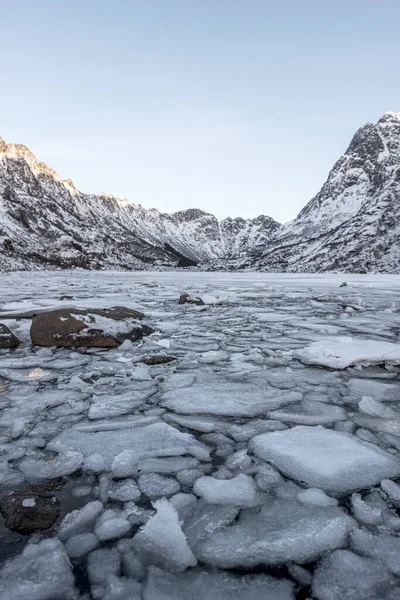 Paisagem Inverno Lago Durante Inverno Ilhas Lofoten Derretimento Neve Gelo — Fotografia de Stock