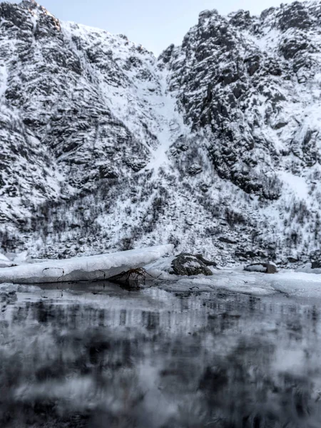 Zimowy Krajobraz Jeziorze Podczas Zimy Lofotach Topienie Śniegu Lodu — Zdjęcie stockowe