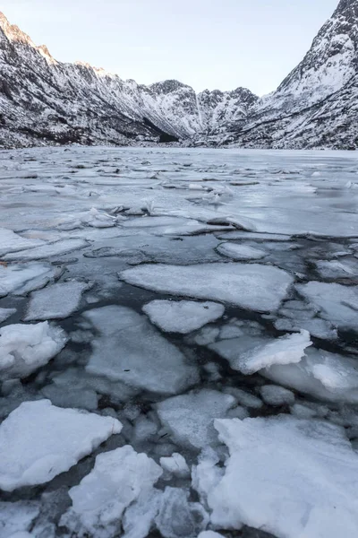 Zimní Krajina Jezeře Během Zimy Ostrovech Lofoten Sníh Tání Ledu — Stock fotografie