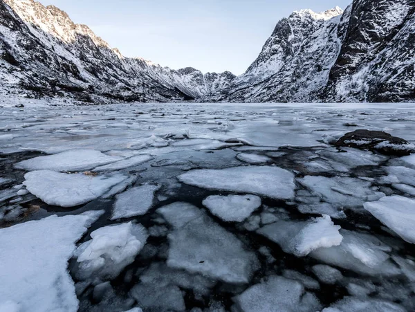 Paisagem Inverno Lago Durante Inverno Ilhas Lofoten Derretimento Neve Gelo — Fotografia de Stock