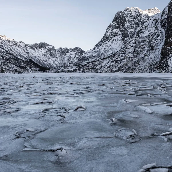 Paisagem Inverno Lago Durante Inverno Ilhas Lofoten Derretimento Neve Gelo — Fotografia de Stock