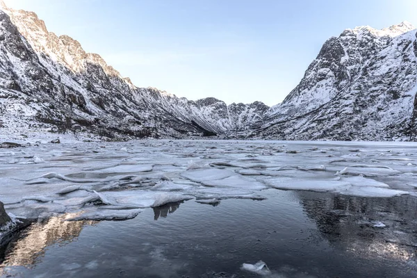 Paisagem Inverno Lago Durante Inverno Ilhas Lofoten Derretimento Neve Gelo — Fotografia de Stock