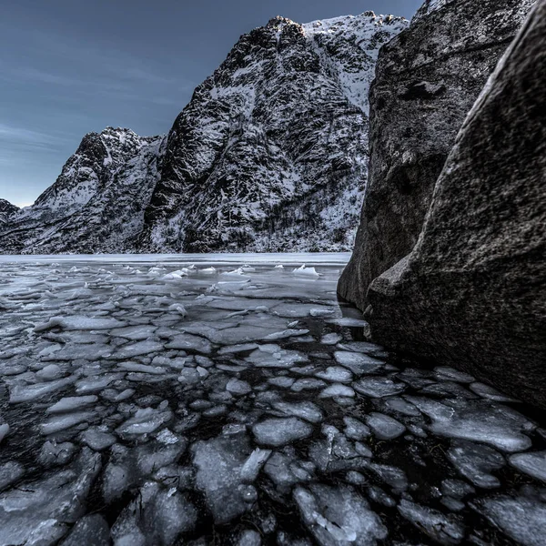 로포텐 겨울을 동안의 호수의 풍경이다 얼음녹는 — 스톡 사진