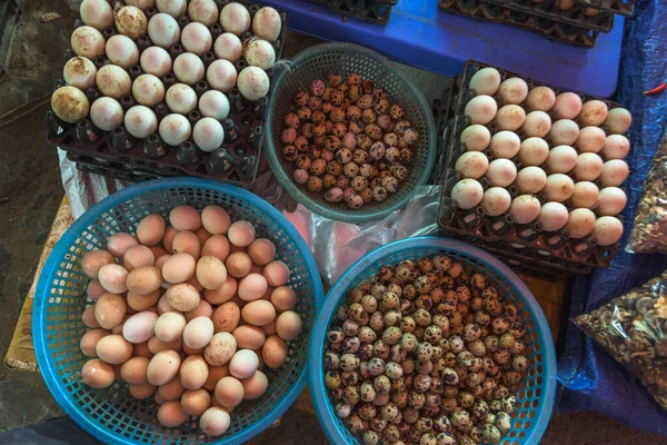 Vista Superior Sobre Uma Variedade Ovos Soltos Mercado Produção Curto — Fotografia de Stock