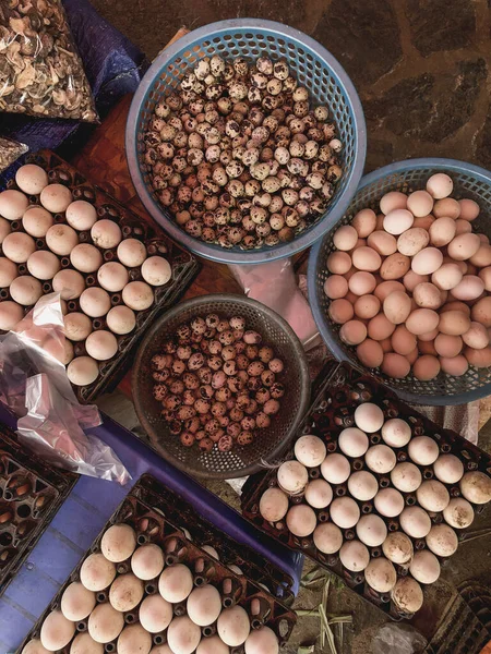 Vista Superior Sobre Uma Variedade Ovos Soltos Mercado Produção Curto — Fotografia de Stock