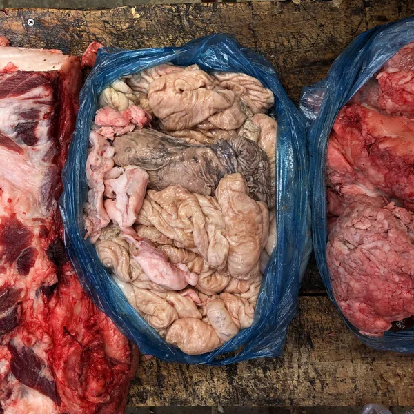 Las Carnes Órganos Una Bolsa Plástico Mesa Trabajo Madera Oscura —  Fotos de Stock