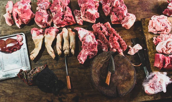 Surtido Carne Cruda Cuchillo Mesa Trabajo Madera Oscura Del Carnicero —  Fotos de Stock