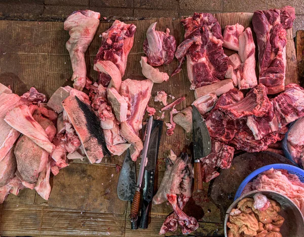 Κρέας Ακατέργαστη Ποικιλία Και Μαχαίρι Στο Σκούρο Ξύλινο Τραπέζι Εργασίας — Φωτογραφία Αρχείου