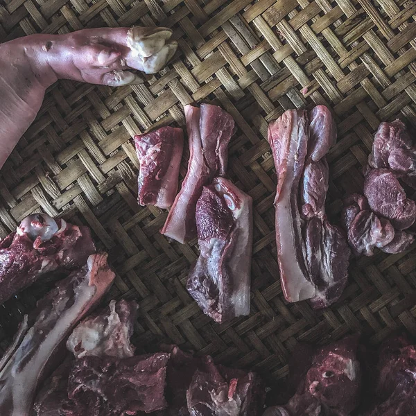 Hue Market Vietnam Surtido Carne Cruda Una Mesa Trabajo Mimbre —  Fotos de Stock