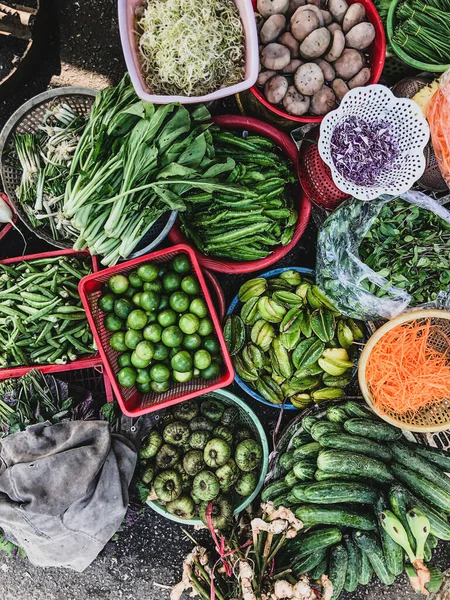 Sokakta satılık sebze ve meyvelerin geniş bir yelpazesi var. Hue Market 'te kısa devre üretimi