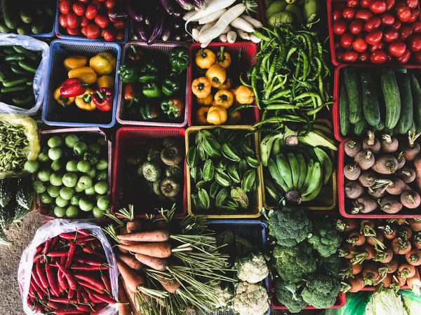 Sokakta satılık sebze ve meyvelerin geniş bir yelpazesi var. Hue Market 'te kısa devre üretimi